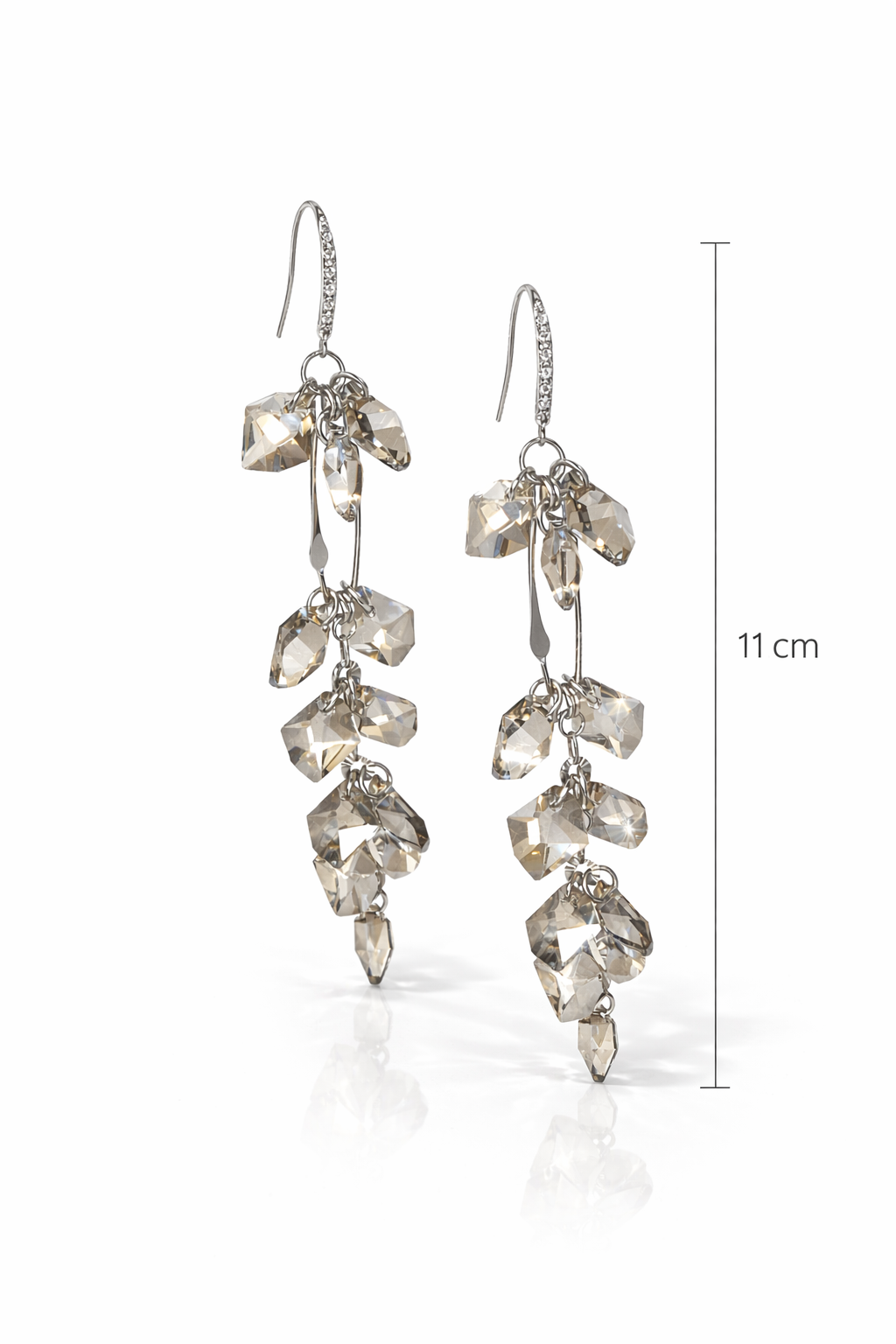 Cift vathesh Aurora Crystal V2954 prej argjendi 925 me kristale te tejdukshme ngjyre shampanje dhe kapese grep, paraqitje me vije permasash | Penelope Jewellery