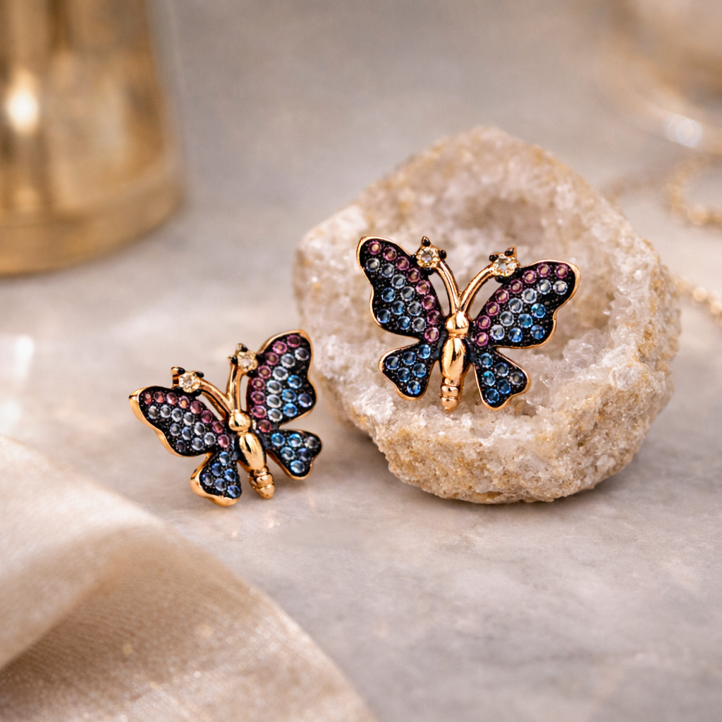 Vathe Multicolor Butterfly V5552 me zirkone blu e roze dhe konture ngjyre ari, cift i vendosur mbi gur dekorativ | Argjend 925 | Penelope Jewellery