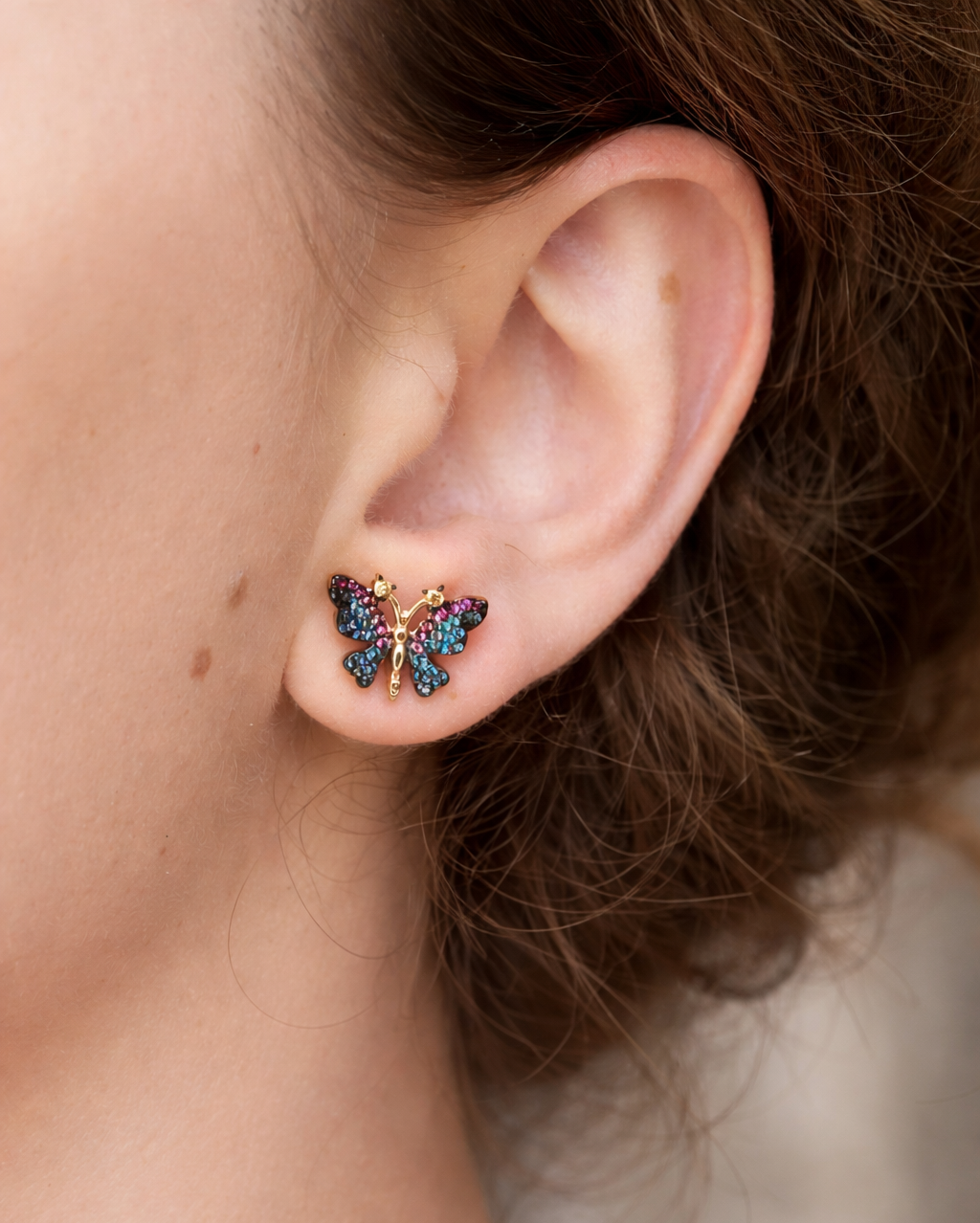 Vathe Multicolor Butterfly V5552 ne forme fluture, me zirkone blu e roze dhe konture ngjyre ari, pamje ballore e ciftit | Argjend 925 | Penelope Jewellery