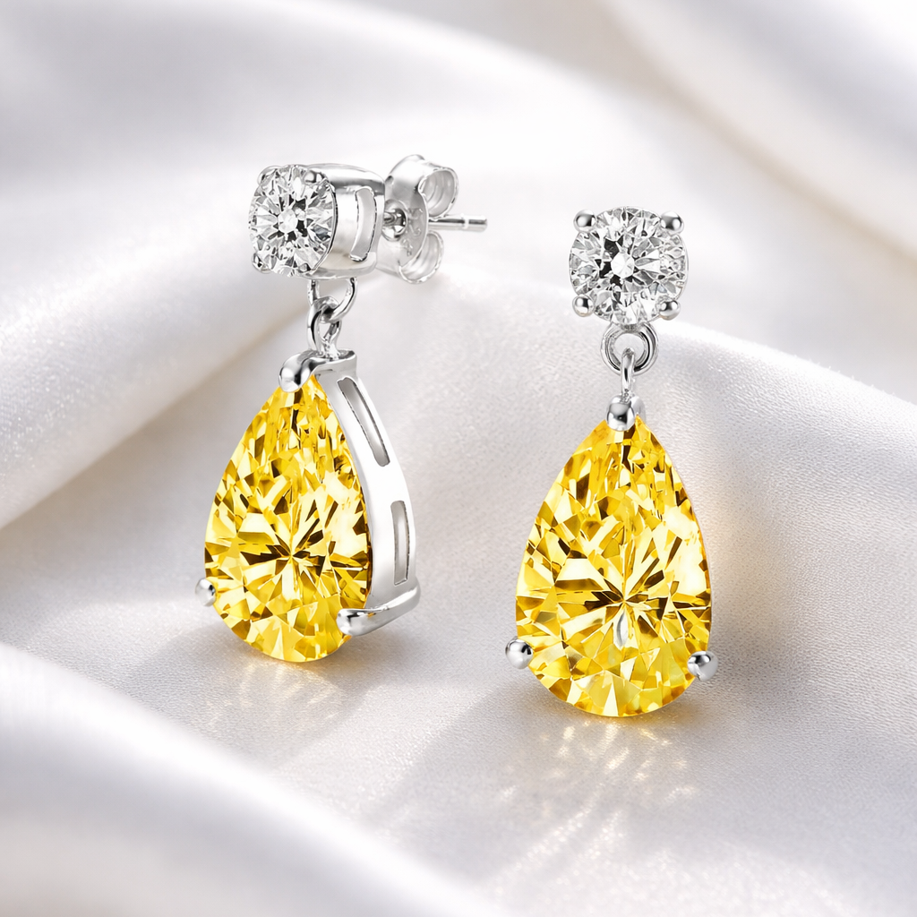 Vathe Golden Drop V5558 me zirkone te verdhe ne forme dardhe dhe gure te bardhe rrethore siper, cift mbi saten te bardhe | Argjend 925 | Penelope Jewellery