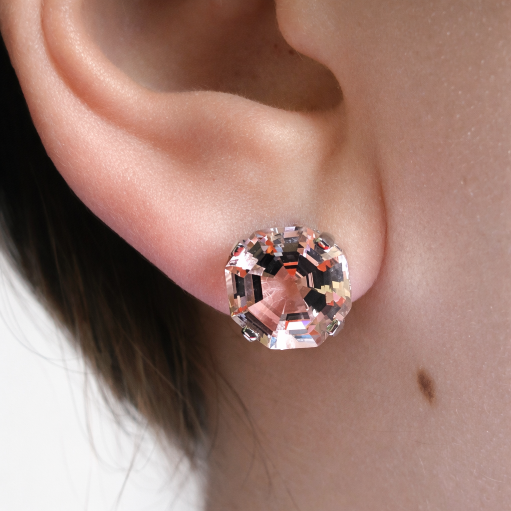 Vath me gur roze pjeshke tetekendor me faqe te prera dhe kthetra ne ngjyre argjendi, i veshur ne vesh | Penelope Jewellery