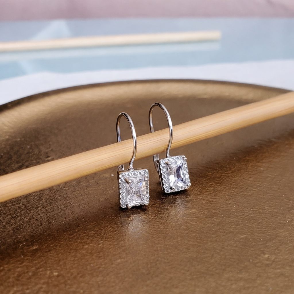 Vathe me gure te bardhe drejtkendore dhe kornize me gure te vegjel, te varur ne nje mbajtese druri mbi tabaka | Penelope Jewellery