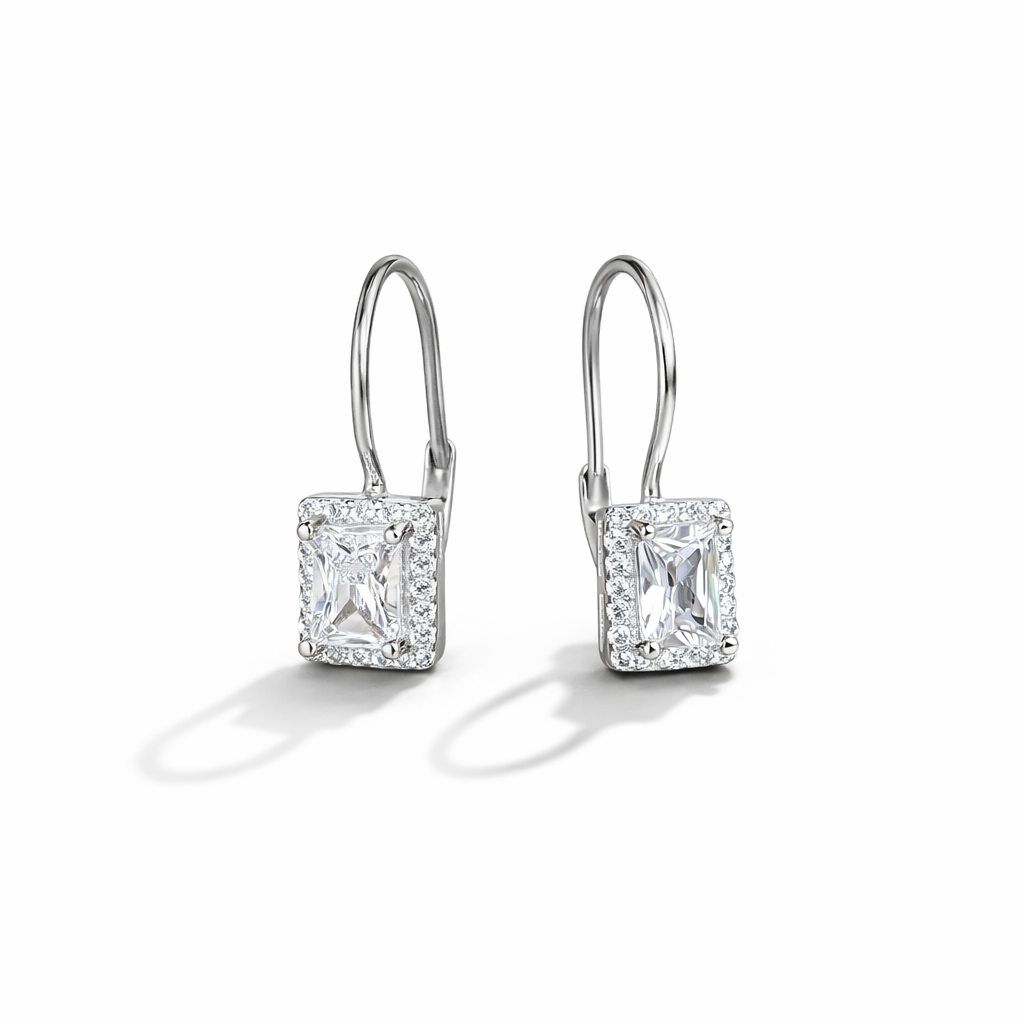 Vathe me gure te bardhe drejtkendore, kornize me gure te vegjel dhe kapese grep ne ngjyre argjendi, pamje e ciftit | Penelope Jewellery