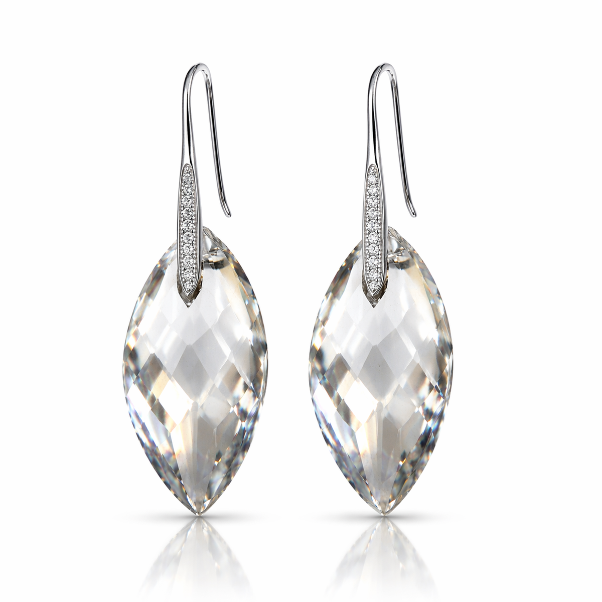 Pamje e afert e nje cifti vathesh ngjyre argjendi me gure te tejdukshem me faceta dhe dy maja, kapese grep dhe detaje te vogla te bardha | Penelope Jewellery