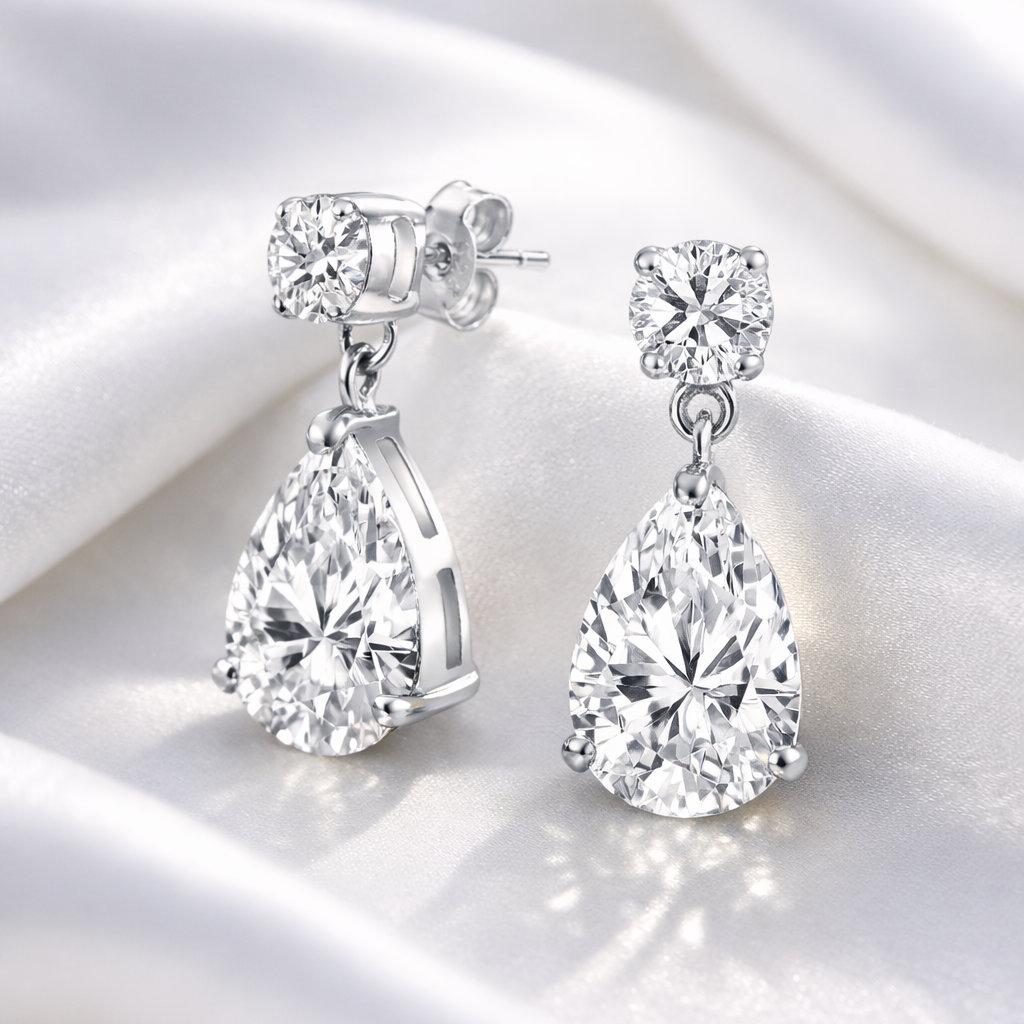 Vathe Iris me zirkone te bardhe ne forme dardhe dhe detaje rrethore siper, cift mbi saten te bardhe | Argjend 925 | Penelope Jewellery