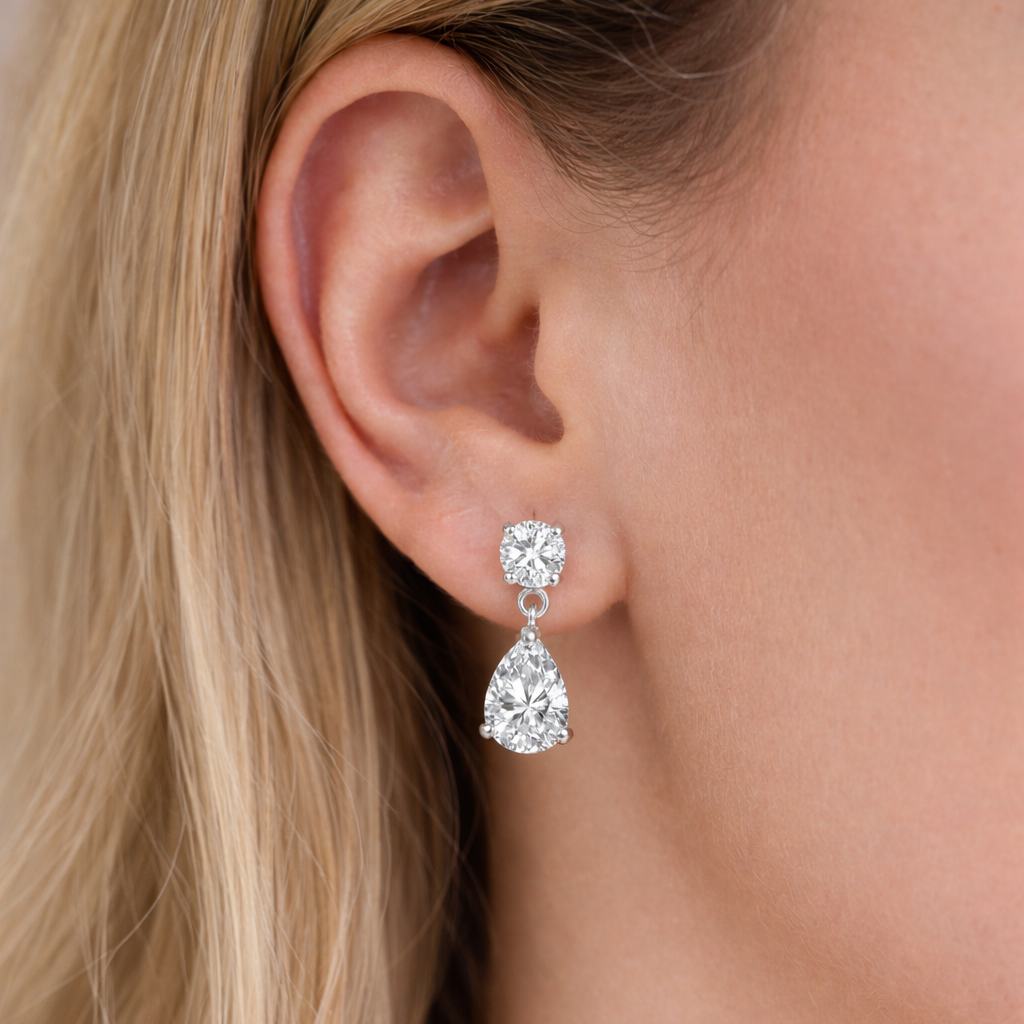 Vathe Iris me zirkone te bardhe ne forme dardhe dhe detaje rrethore siper, cift me kunj dhe kapese flutur te dukshme | Argjend 925 | Penelope Jewellery
