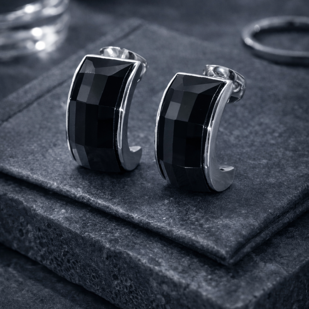 Vathe me kunj dhe gure te zinj te fasetuar, ne forme drejtkendore te lakuar me kornize ngjyre argjendi, mbi gur dhe pelhure te erret | Penelope Jewellery