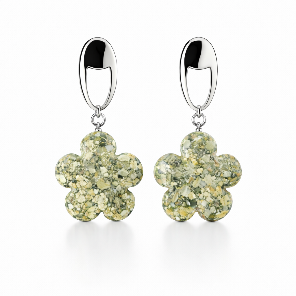 Vathe te varur me lule jeshile me pese petale dhe pikeza te celta, poshte elementeve ovale ngjyre argjendi, pamje ballore | Penelope Jewellery