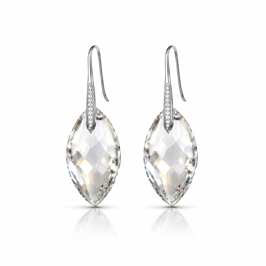 Cift vathesh ngjyre argjendi me gure te tejdukshem me faceta ne forme te zgjatur me dy maja dhe kapese grep me detaje te bardha, pamje ballore | Penelope Jewellery