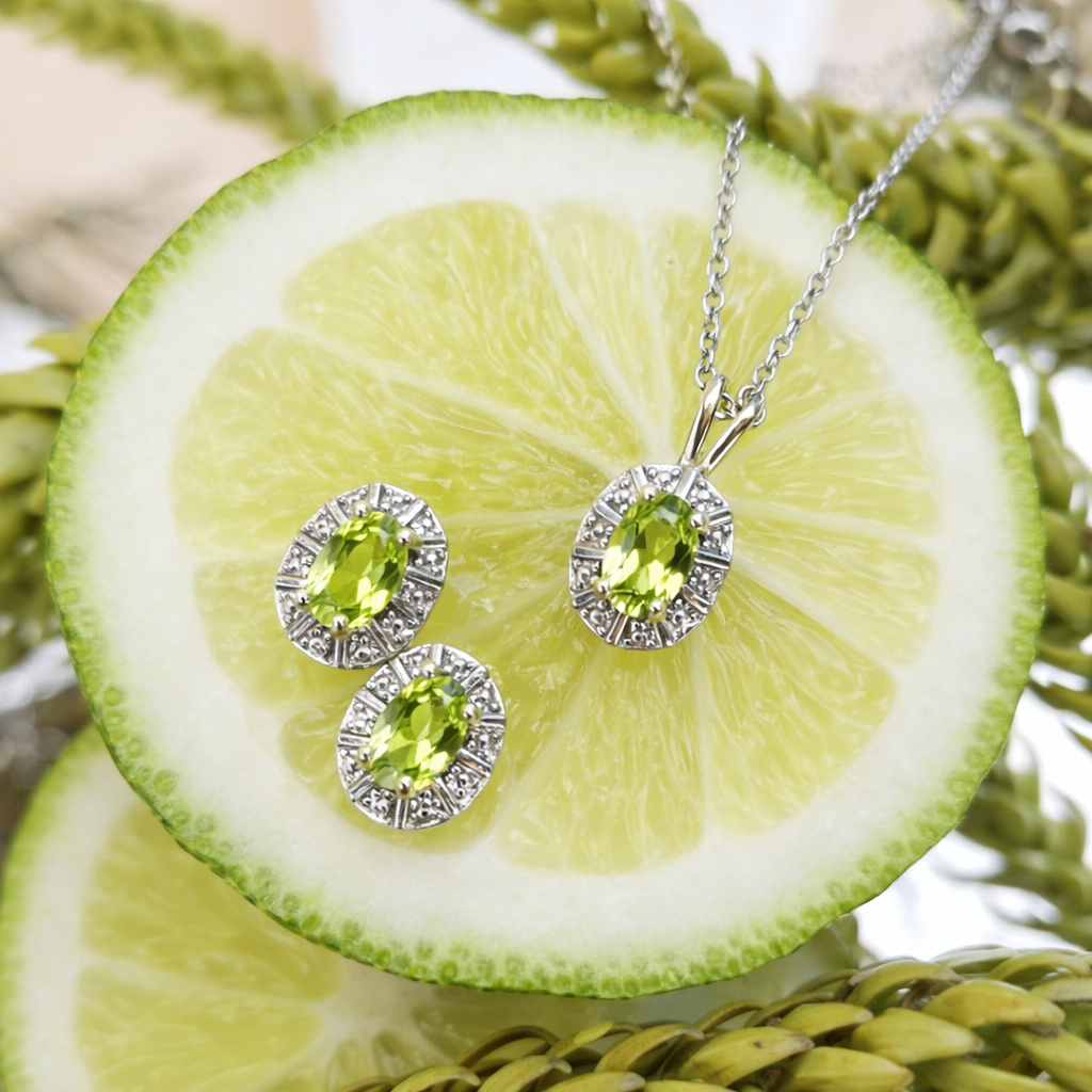 Vathe Peridot V4840 prej argjendi 925 me gure ovale jeshile, prane nje varseje me motiv te ngjashem, mbi nje limon jeshil te prere | Penelope Jewellery