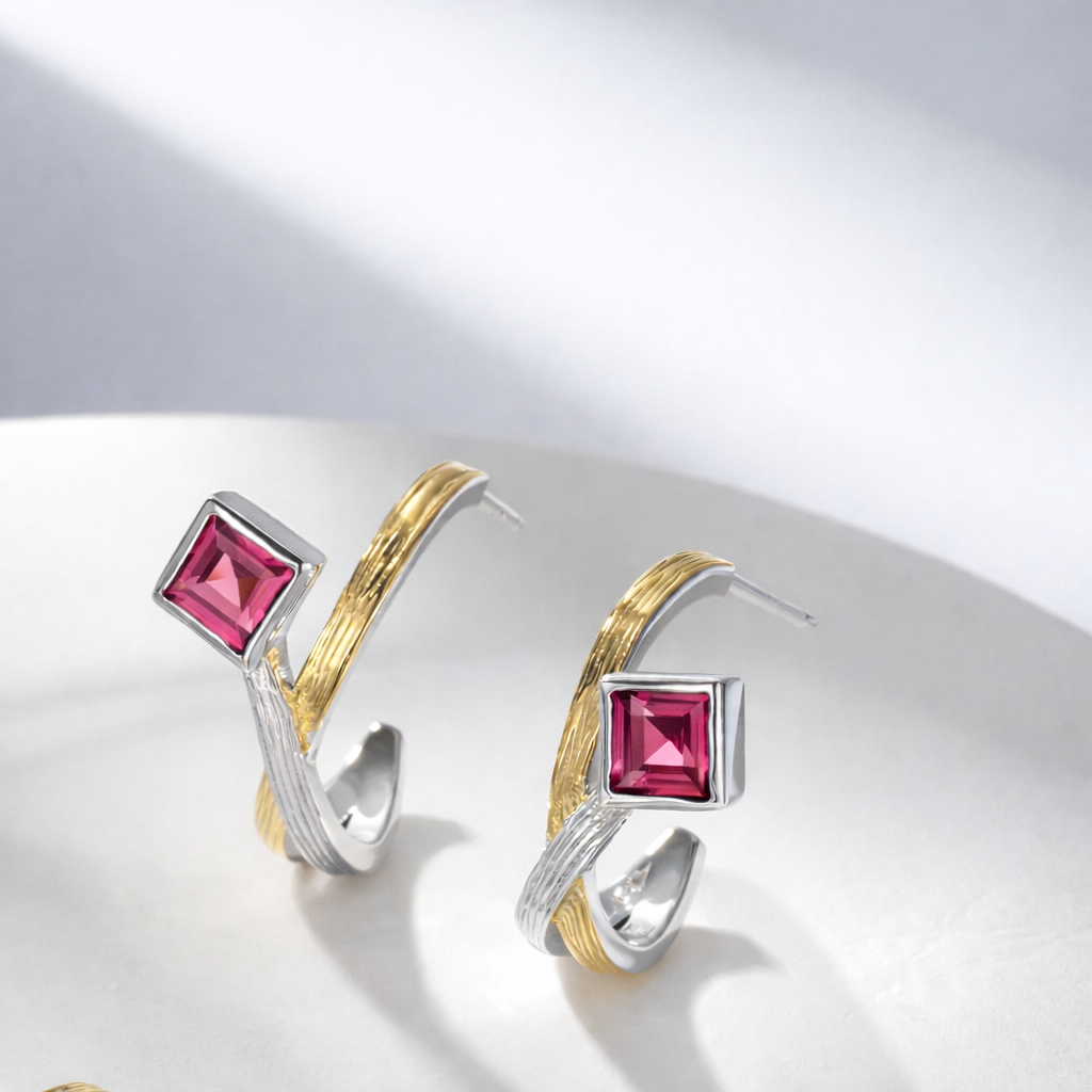 Vathe Rosy Rodolite V6044 prej argjendi 925 me gure katrore roze te thelle, harqe ngjyre ari dhe argjendi, mbi suport te bardhe te lakuar | Penelope Jewellery