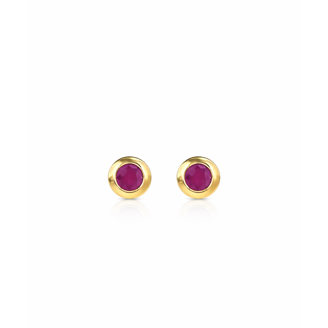 Vathe Ruby Studs V4815 me rubin te kuq 2 mm ne kornize te lemuar ngjyre ari, pamje ballore e ciftit | Argjend 925 | Larje ari 14K | Penelope Jewellery