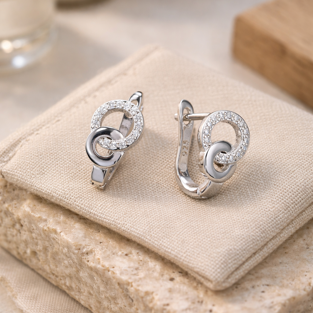 Vathe Silver Link V5831 prej argjendi 925, me dy rrathe te nderthurur, njeri i lemuar dhe tjetri me zirkon te bardhe, mbi pelhure bezhe | Penelope Jewellery