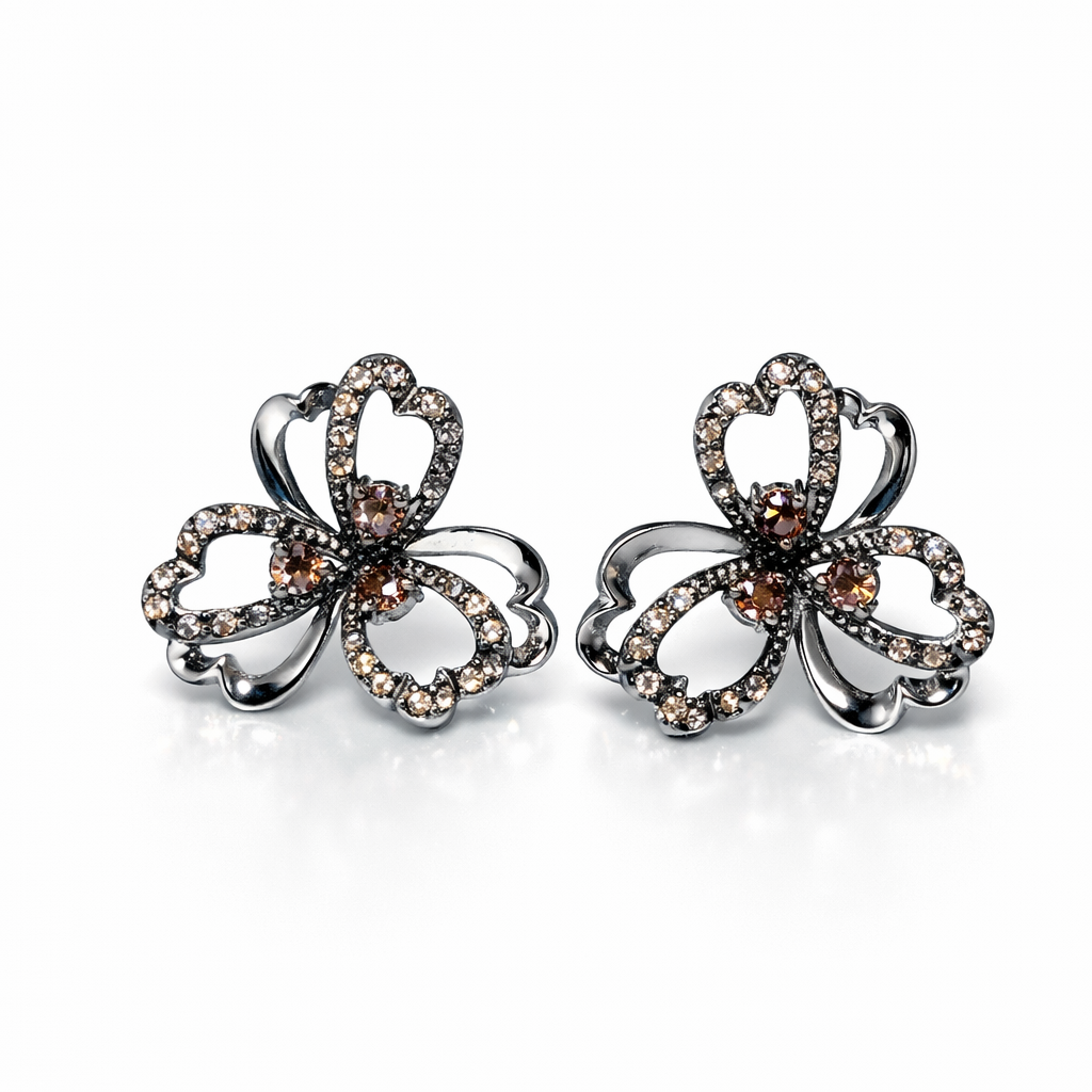 Vathe me tre petale te hapura ne forme zemre, konture ngjyre argjendi dhe detaje te ndritshme kafe e te bardha, pamje ballore | Penelope Jewellery