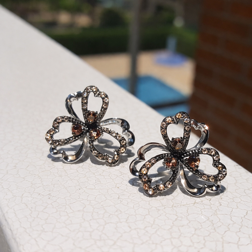 Vathe me tre petale te hapura ne forme zemre dhe detaje te ndritshme kafe e te bardha, cift i fotografuar ne drite natyrale | Penelope Jewellery