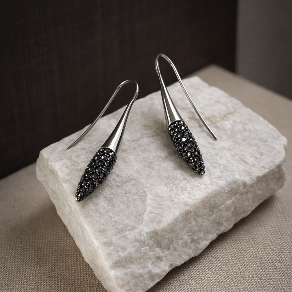 Vathe te gjate V2975 prej argjendi 925 me kristale te zeza Swarovski Elements, forme te holle me maje dhe kapese me grep, pamje nga afer | Penelope Jewellery