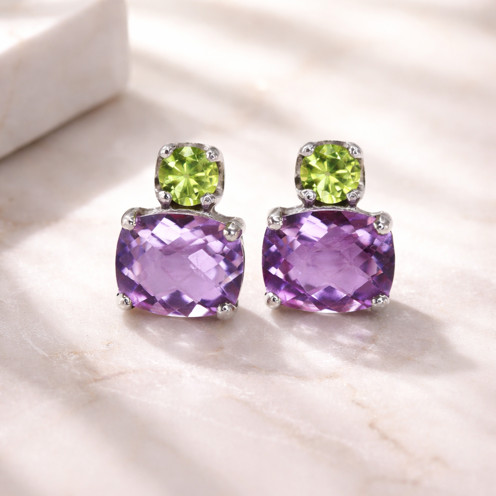 Vathe V5267 me ametist vjollce dhe peridot jeshil, cift mbi siperfaqe te celur me sfond bezhe | Argjend 925 | Penelope Jewellery