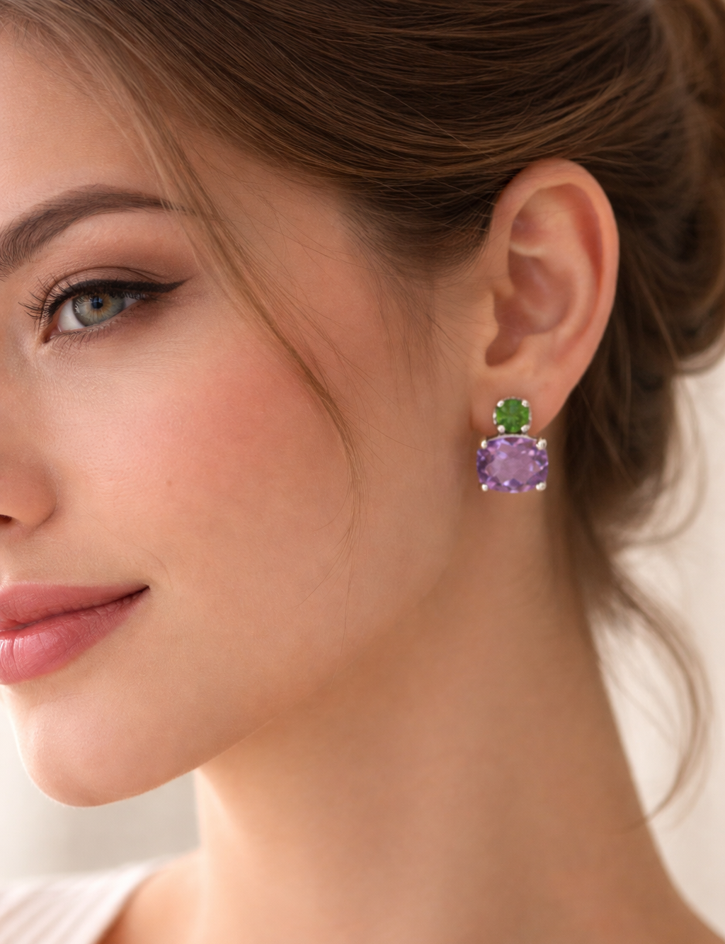 Vath V5267 me ametist vjollce katror dhe peridot jeshil rrethor siper, i vendosur ne vesh | Argjend 925 | Penelope Jewellery