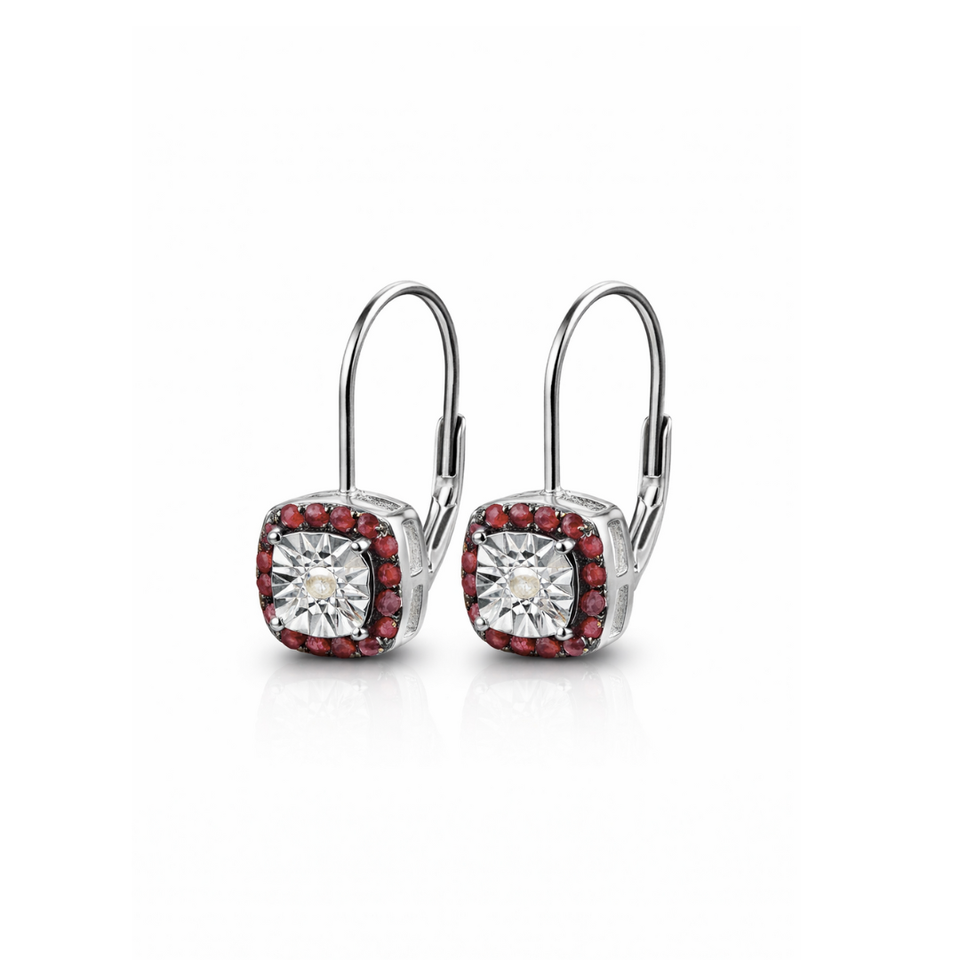 Vathe V5454 me diamant, bordure rubinesh te kuq dhe forme katrore me cepa te rrumbullakosur, cift me kapese te harkuara | Argjend 925 | Penelope Jewellery