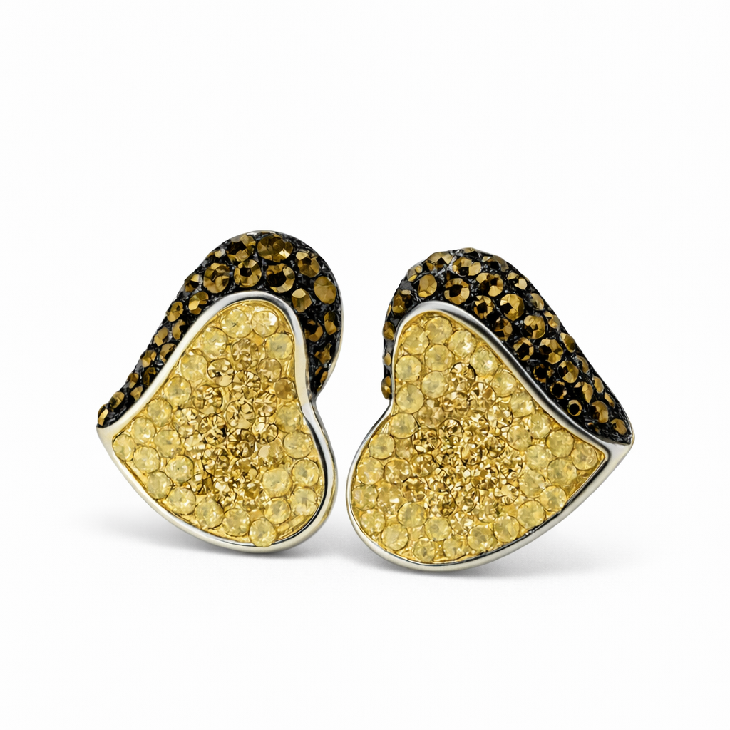 Cift vathesh ne forme zemre me gure te vegjel te verdhe ngjyre ari dhe brez te lakuar me gure kafe te erret siper, pamje ballore ne sfond te bardhe | Penelope Jewellery