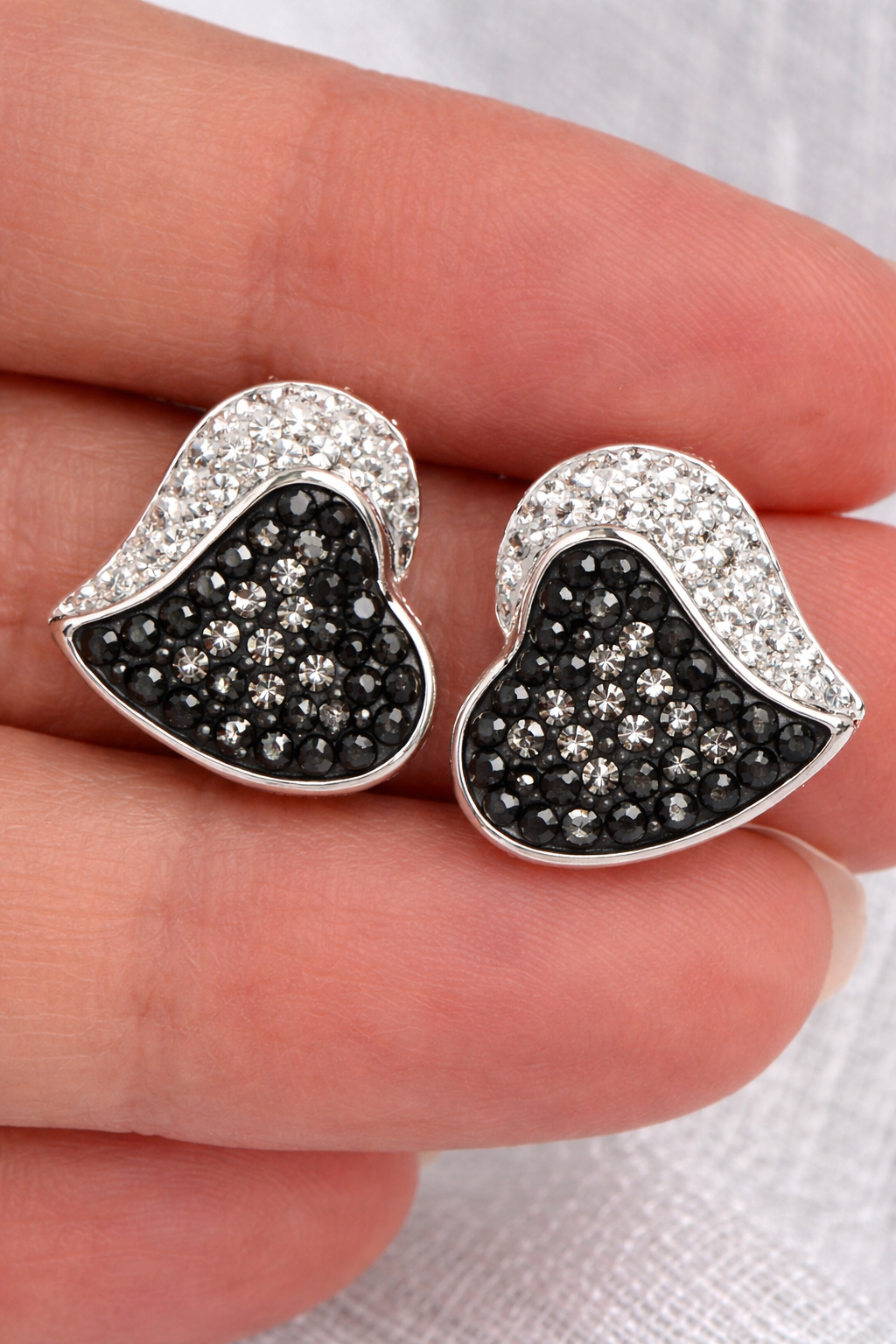 Vathe zemer V3294 prej argjendi 925 me kristale bardh e zi, te mbajtur mbi gishta, pamje e afert e detajeve | Penelope Jewellery