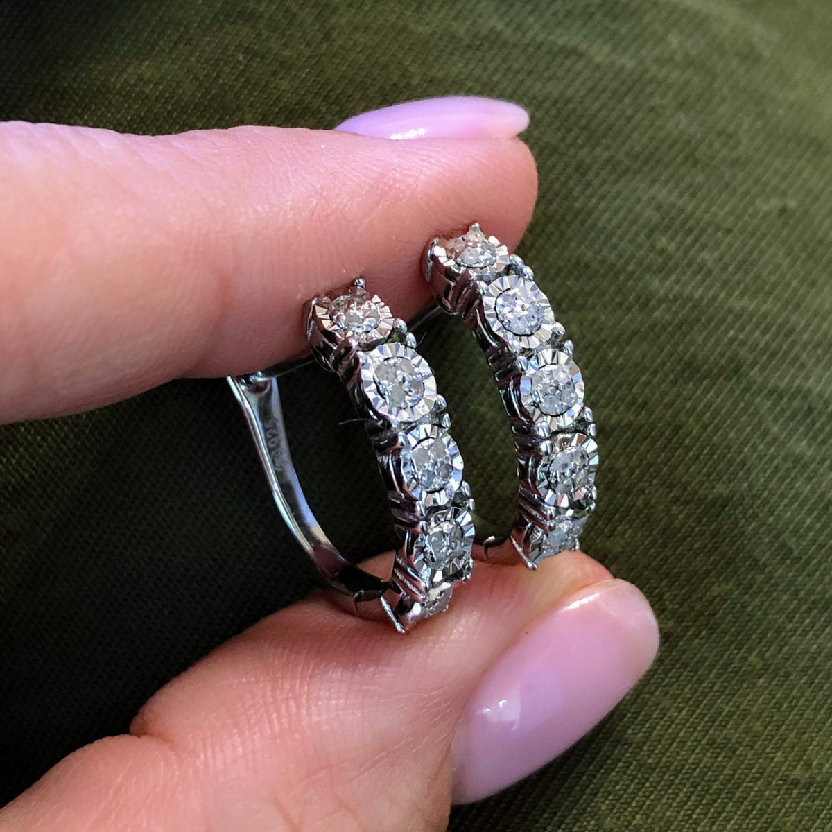 Dhurata, dhurata per femra, vathe, vathe per femra, vathe argjend, gure zircon, vath te lare ne flori, vathe me shkelqim, dhurata per ditelindje, diamant, Penelope Jewellery