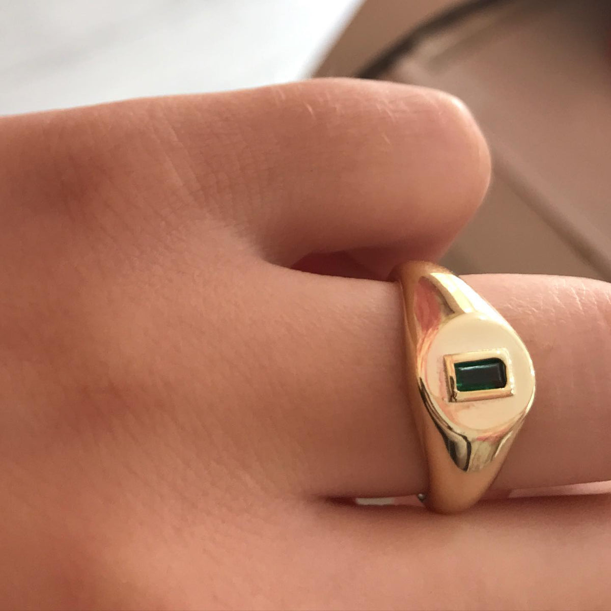 Unazë signet U4111 me zirkon jeshil drejtkëndor, pamje në dorë