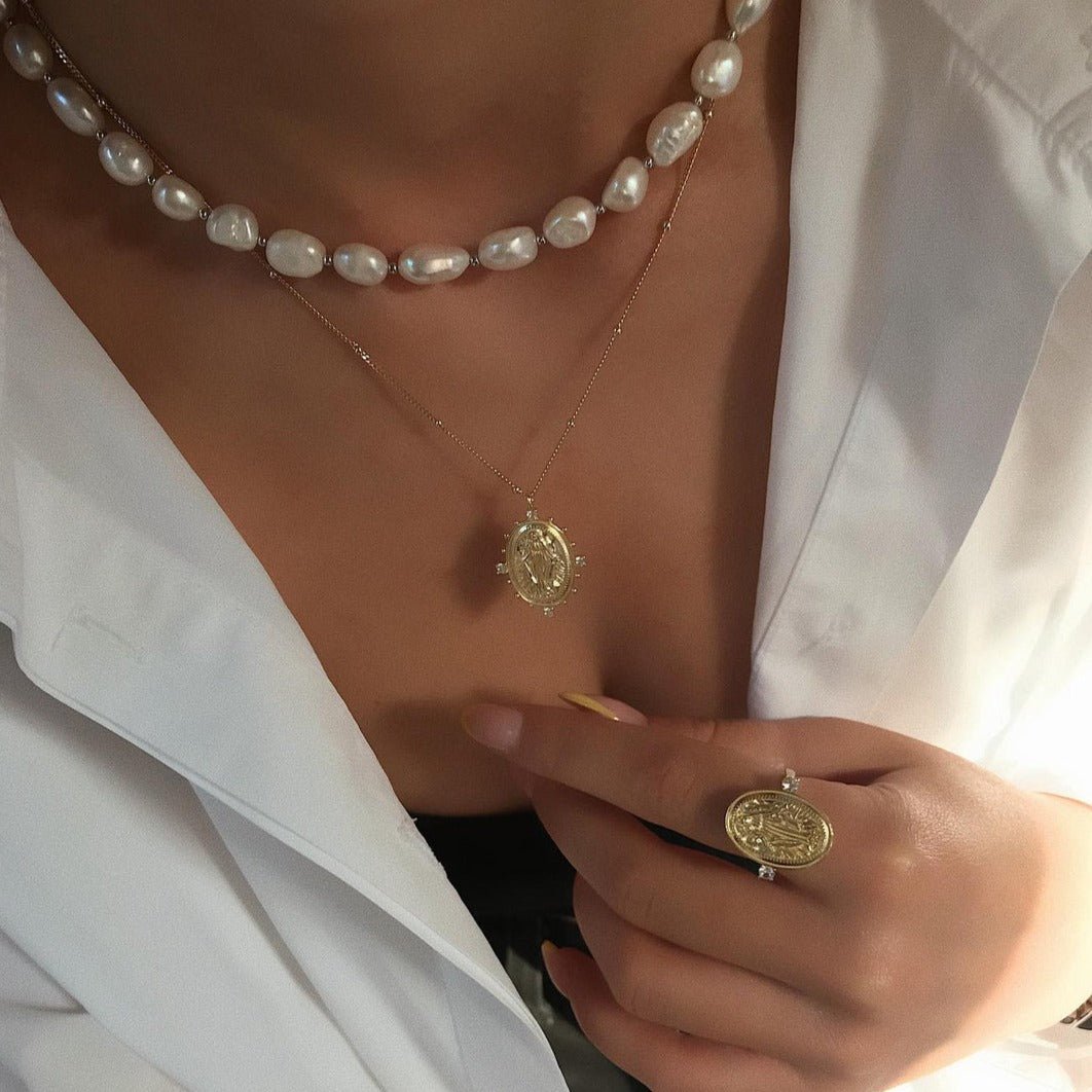 Unazë Virgen Maria me larje ari 14K, e mbajtur në dorë