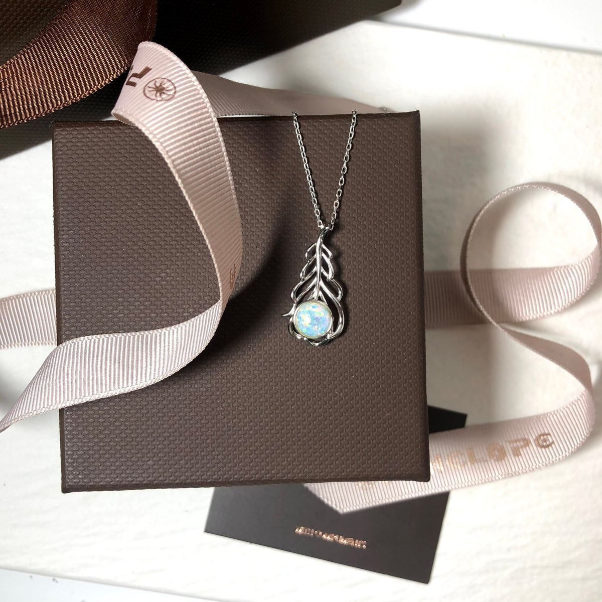 Varëse Pendë me Opal në argjend 925 mbi kuti dhurate Penelope Jewellery